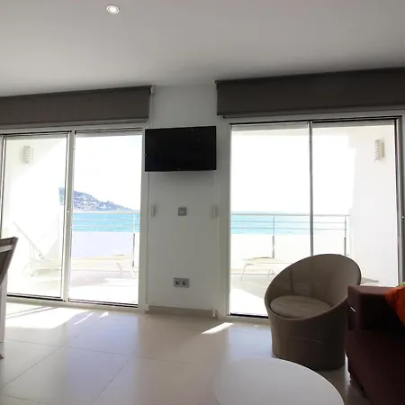 Moderno, Renovado Y Soleado Con Vistas Panoramicas Al Mar En Primera Linea De Playa - Es-228-100 Roses