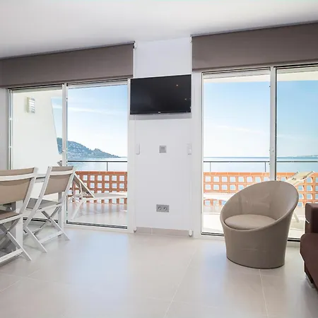 Moderno, Renovado Y Soleado Con Vistas Panoramicas Al Mar En Primera Linea De Playa - Es-228-100 Roses