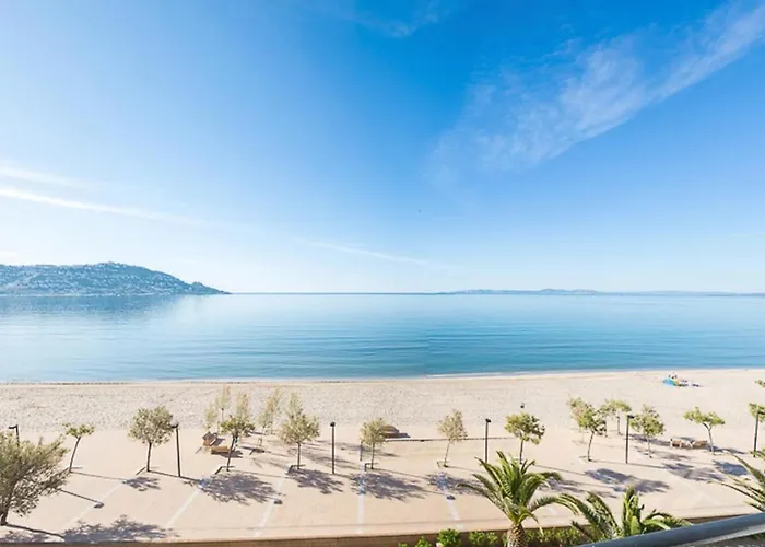 Appartement Moderno, Renovado Y Soleado Con Vistas Panoramicas Al Mar En Primera Linea De Playa - Es-228-100 Roses