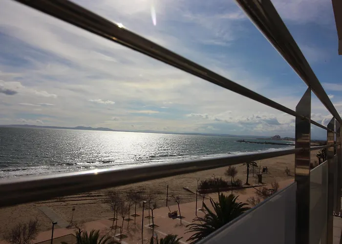 Moderno, Renovado Y Soleado Con Vistas Panoramicas Al Mar En Primera Linea De Playa - Es-228-100 Roses