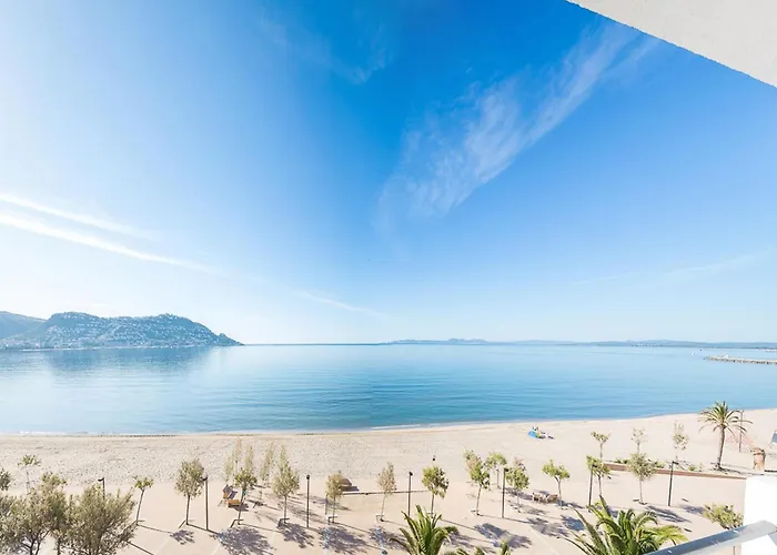 Appartement Moderno, Renovado Y Soleado Con Vistas Panoramicas Al Mar En Primera Linea De Playa - Es-228-100 Roses